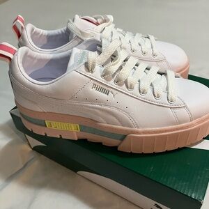 White and pink pumas